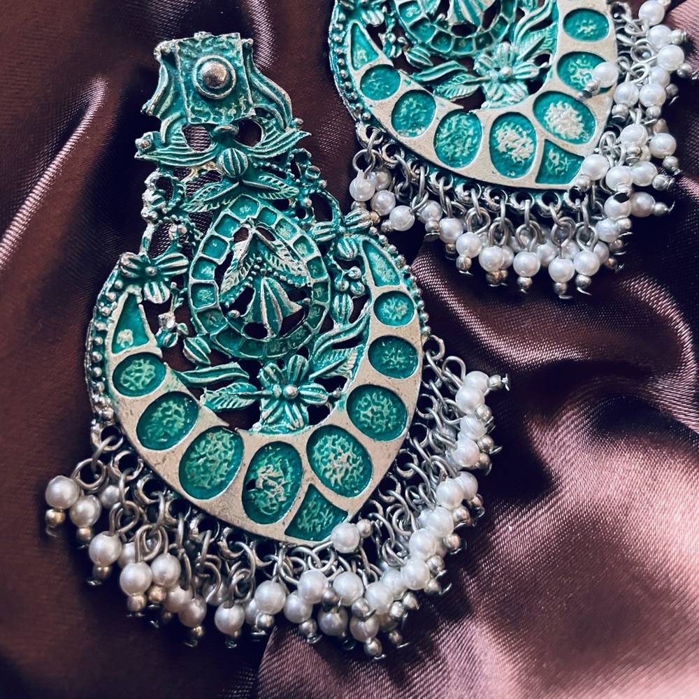 Ancient look statement Earrings - Picture 3 of 3